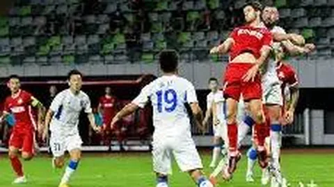 《童年足球导师揭秘：康纳-布拉德利，继承巴萨传奇中场风采》